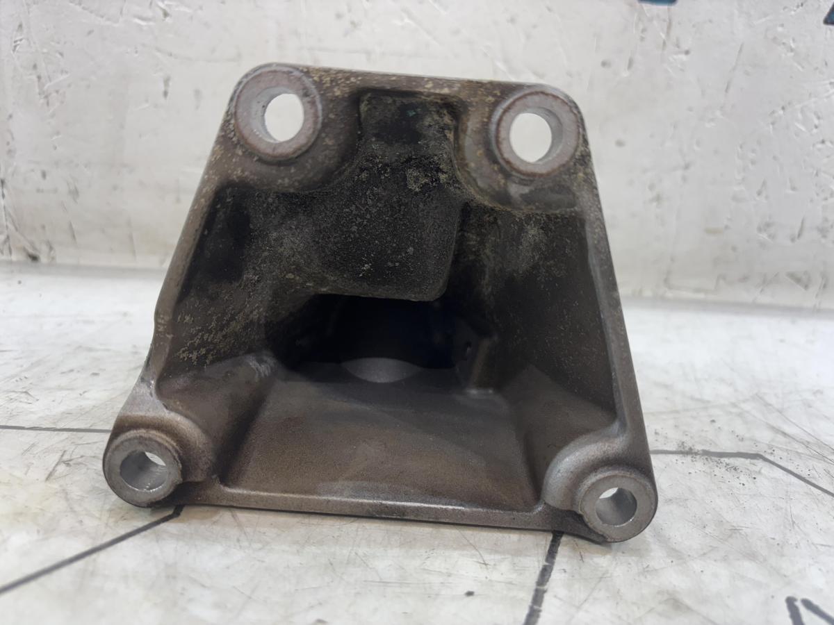 Кронштейн двигателя правый 8D0199308AD Audi A4 B5