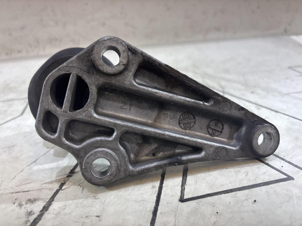 Кронштейн двигателя передний 8D0199343J Audi A4 B5