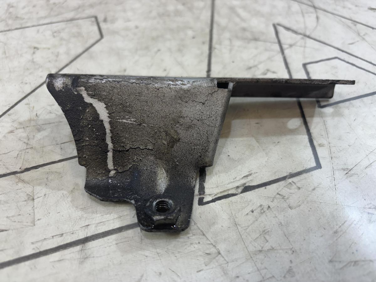 Кронштейн осушителя,правый 078133576D 