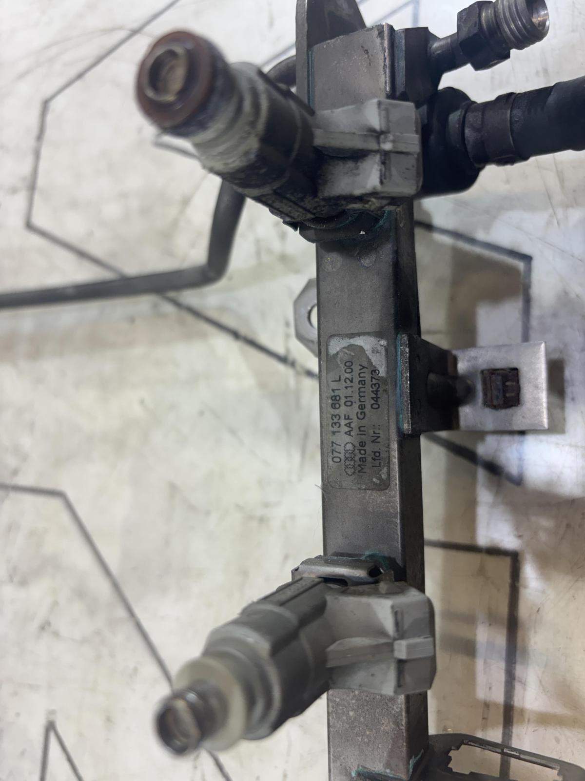 Топливная рампа 077133681L 