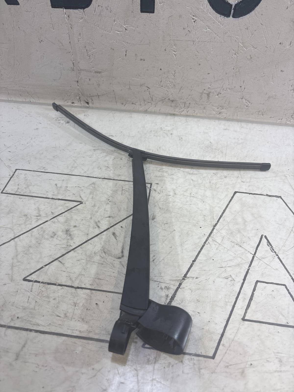 Поводок бескаркасной щётки 1T0955707A Skoda Octavia II рест