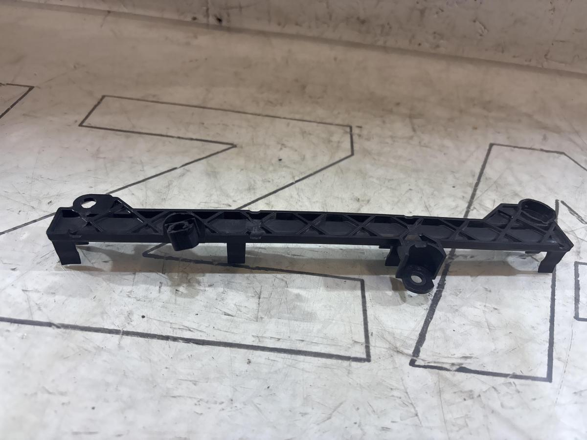 Держатель шланга 06J133519A Skoda Octavia RS II