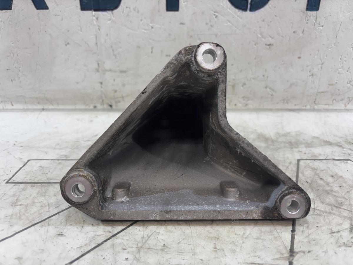 Кронштейн двигателя правый 8A0199308J Audi 80 B4