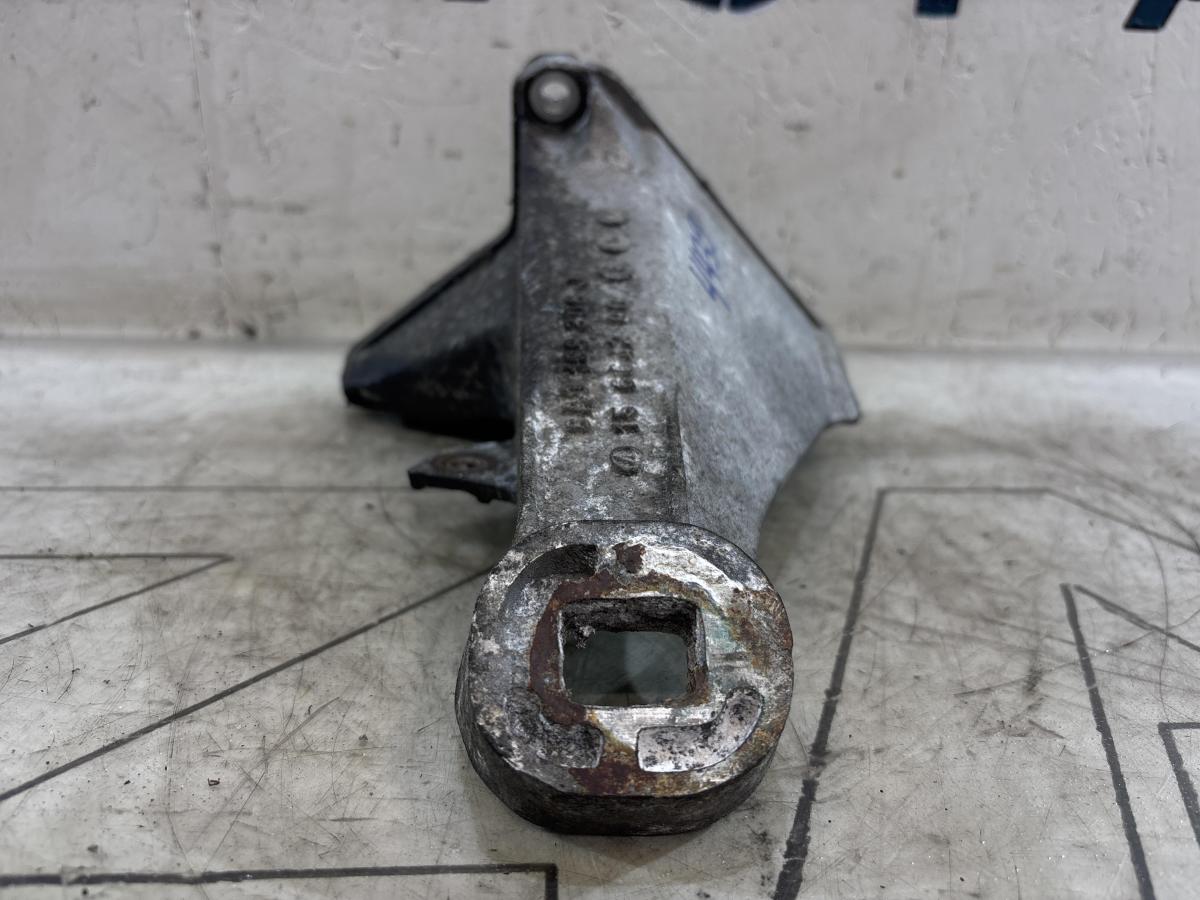 Кронштейн двигателя правый 8A0199308J Audi 80 B4