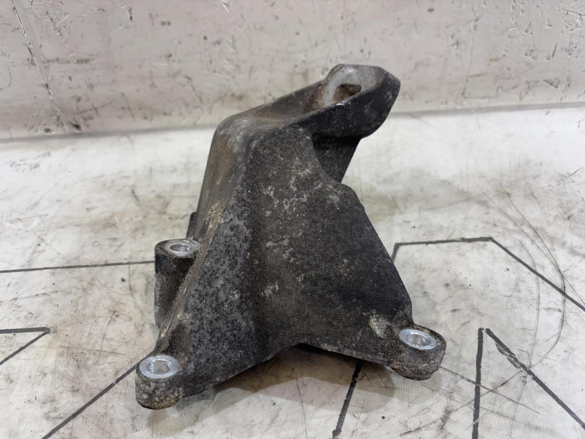 Опора двигателя левая 8A0199307F Audi 80 B4