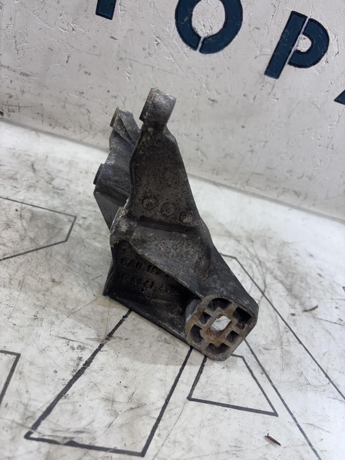 Опора двигателя левая 8A0199307F Audi 80 B4