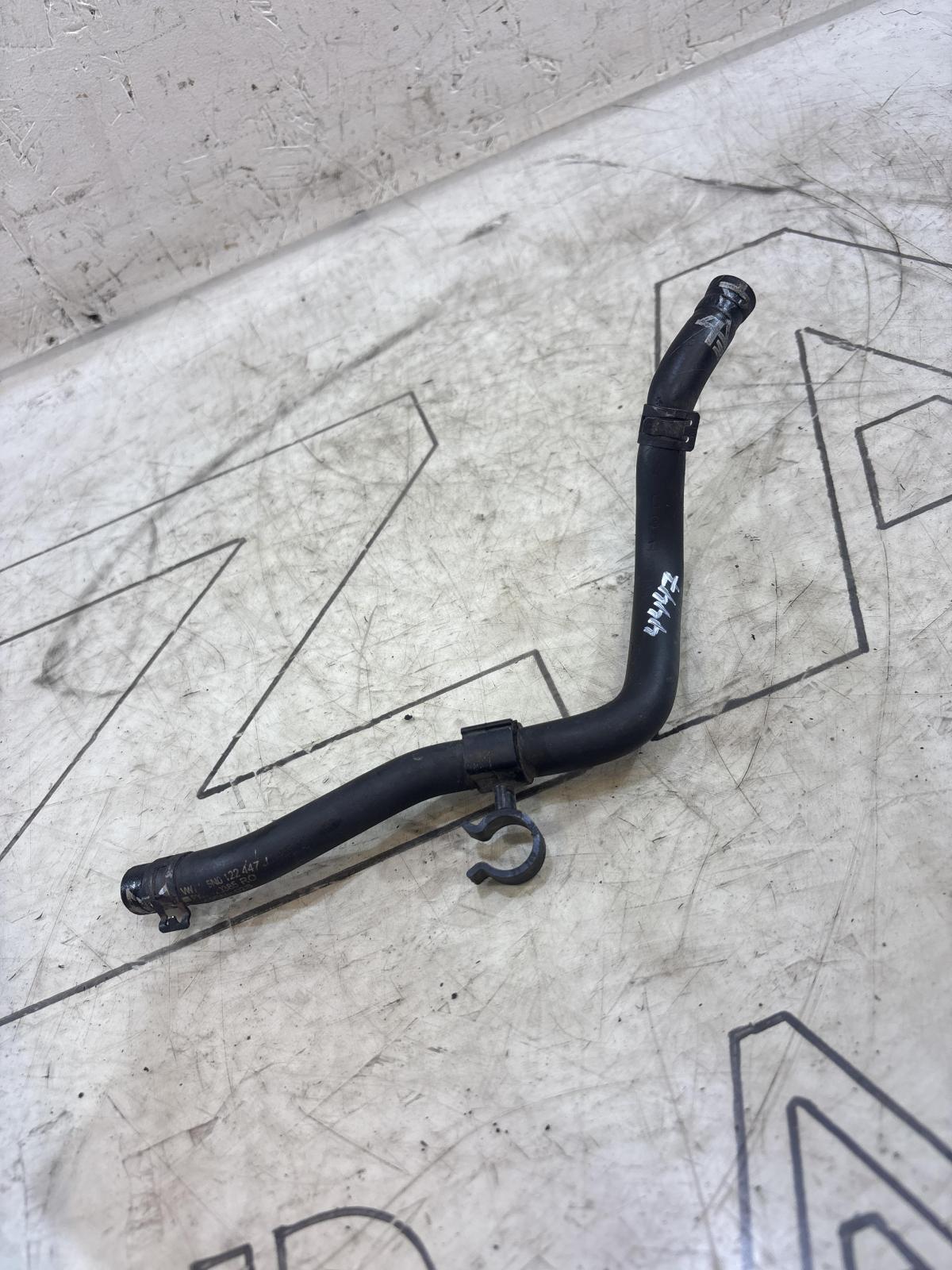 Шланг системы охлаждения 5N0122447J Volkswagen Tiguan