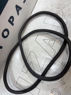 Уплотнитель крышки багажника 8E9827705P Audi A4 B6 avant