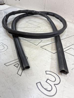 Уплотнитель капота 4L0823731 Audi Q7