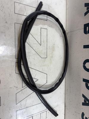 Уплотнитель капота 4L0823731 Audi Q7