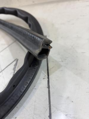 Уплотнитель капота 4L0823731 Audi Q7