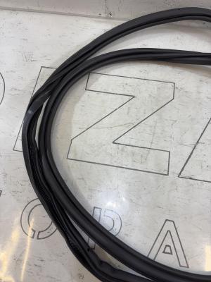 Уплотнитель двери передней левой 4L0831721 Audi Q7