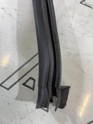 Уплотнитель капота 4B0823723A Audi A6 C5 / A6 C5 Allroad