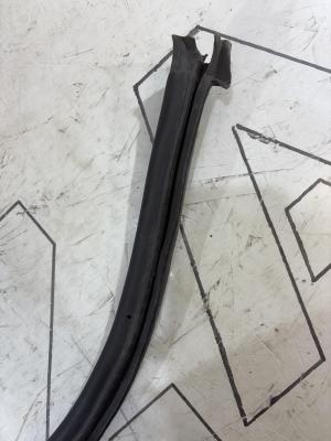 Уплотнитель капота 4B0823723A Audi A6 C5 / A6 C5 Allroad