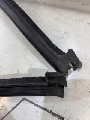 Уплотнитель капота 4B0823723A Audi A6 C5 / A6 C5 Allroad