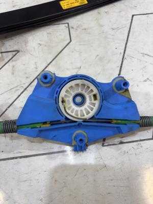 Стеклоподъемник электр. задний левый 8E0839461C Audi A4 B6