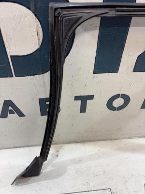 Направляющая стекла задняя правая 8E9839440AL Audi A4 B6 avant