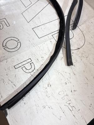 Уплотнитель стекла двери передней левой 4F0837439 Audi A6 C6 / S6 C6 / RS6 C6