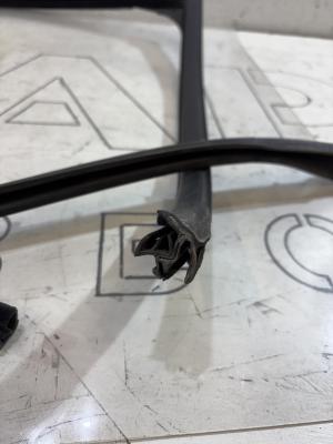 Направляющая стекла права задняя 4B9839440 