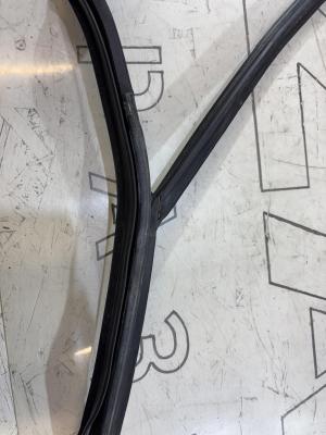 Направляющая стекла права задняя 4B9839440 