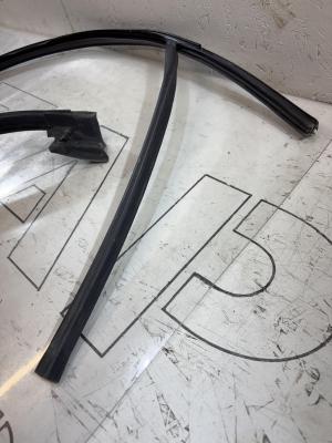 Направляющая стекла передняя правая 4B0837440AA Audi A6 C5 / A6 C5 Allroad