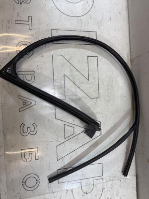 Направляющая стекла передняя правая 4B0837440AA Audi A6 C5 / A6 C5 Allroad