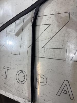 Направляющая стекла передняя левая 8D0837439L Audi A4 B5