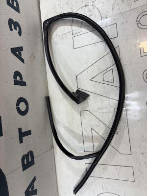 Направляющая стекла передняя левая 8D0837439L Audi A4 B5