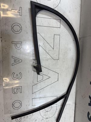 Направляющая стекла передняя правая 8D0837440L Audi A4 B5