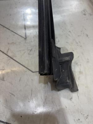 Направляющая стекла передняя правая 8D0837440L Audi A4 B5