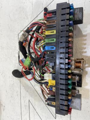 Блок предохранителей 443941822A Audi 80 B3