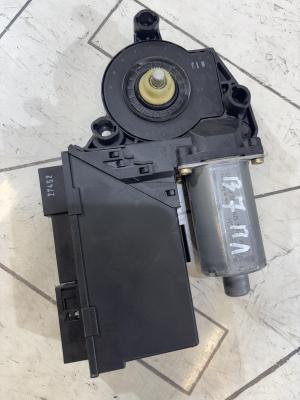 Моторчик стеклоподъемника 8E2959801 Audi A4 B6