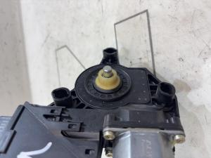 Моторчик стеклоподъемника задний левый 8E0959801A Audi A4 B6
