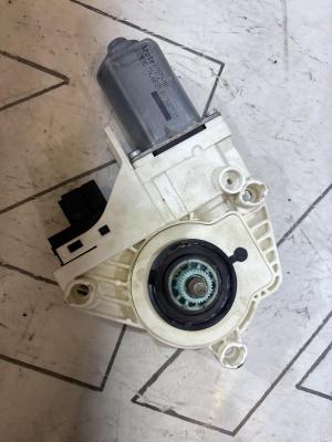 Моторчик стеклоподъемника передний правый 4F0959802D Audi A6 C6 / S6 C6 / RS6 C6