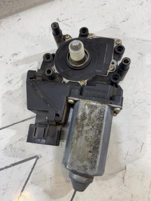 Моторчик стеклоподъемника передний правый 4A0959802D Audi A6 C4