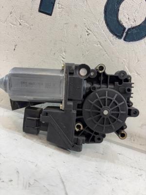 Моторчик стеклоподъемника передний левый 4A0959802B Audi A6 C4