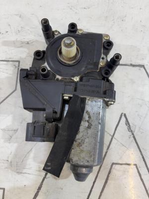 Моторчик стеклоподъемника передний левый 4A0959802B Audi A6 C4