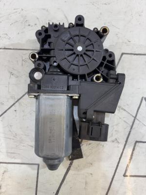 Моторчик стеклоподъемника передний левый 4A0959802B Audi A6 C4