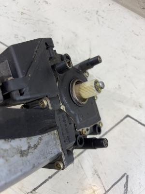 Моторчик стеклоподъемника передний левый 4A0959802B Audi A6 C4