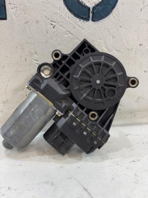 Моторчик заднего правого стеклоподъемника 4B0959802B Audi A6 C5 / A6 C5 Allroad