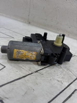 Моторчик заднего правого стеклоподъемника 4B0959802B Audi A6 C5 / A6 C5 Allroad