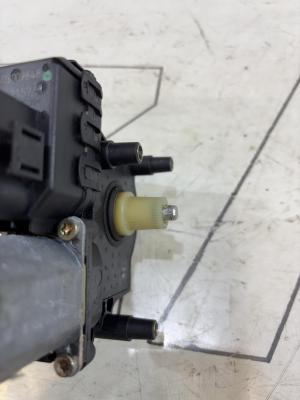 Моторчик заднего правого стеклоподъемника 4B0959802B Audi A6 C5 / A6 C5 Allroad