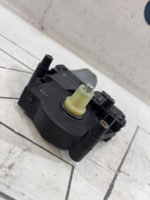 Моторчик заднего правого стеклоподъемника 4B0959802B Audi A6 C5 / A6 C5 Allroad