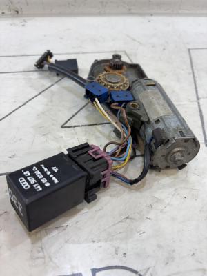 Моторчик привода люка 4A0877795 Audi A6 C4