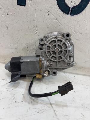 Моторчик стеклоподъемника передний правый 4A0959802A Audi A6 C4