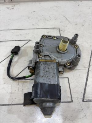 Моторчик стеклоподъемника передний правый 4A0959802A Audi A6 C4