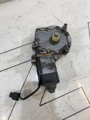 Моторчик стеклоподъемника передний правы двери 4A0959802A Audi A6 C4