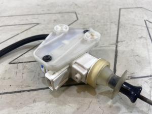 Клапан управления для двери водителя и пассажира 8A0862153 Audi 80 B4