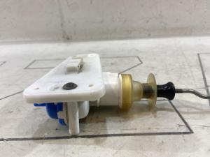 Клапан управления для двери водителя и пассажира 8A0862153 Audi 80 B4