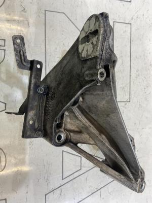 Кронштейн двигателя левый 070199307A Volkswagen Touareg I